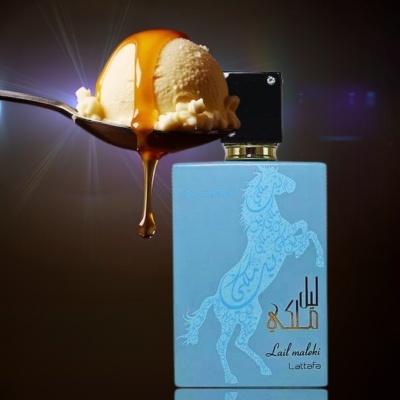 Frasco de perfume azul com desenho de cavalo ao lado de colher com gelado e calda castanha.