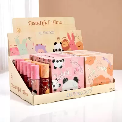 Expositor de maquilhagem com embalagens coloridas e desenhos de animais