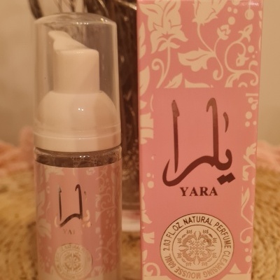 Frasco e caixa de mousse de limpeza YARA da marca Luenco em tom rosa com detalhes brancos