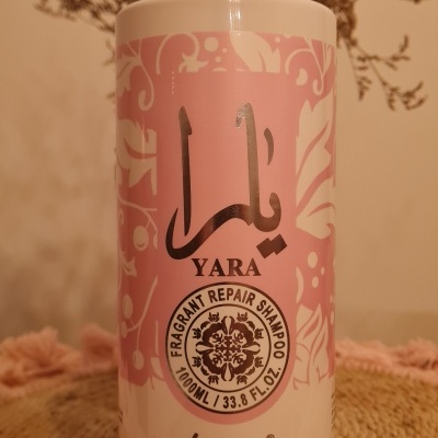 Frasco de champô Yara fragrante repair com doseador e rótulo rosa