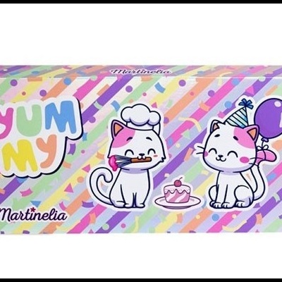 Embalagem colorida com gatos e texto YUMMY Martinelia