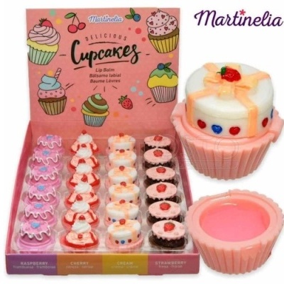 Bálsamos labiais em forma de cupcakes coloridos num expositor rosa com texto e pequenos frutos decorativos