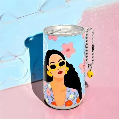 Lata ilustrada com mulher e flores, com corrente e pendente, em fundo rosa e azul