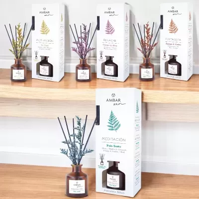 Cinco difusores AMBAR Zen com frascos âmbar e caixas brancas com folhas coloridas