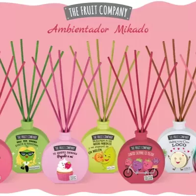 Ambientadores Mikado coloridos da THE FRUIT COMPANY com frascos redondos e desenhos de frutas.