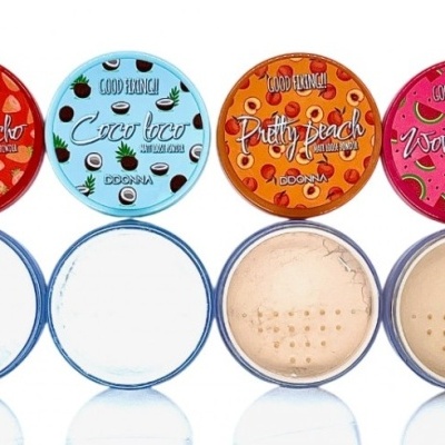 Quatro pós compactos coloridos com tampas ilustradas e textos, dispostos abertos em fila.