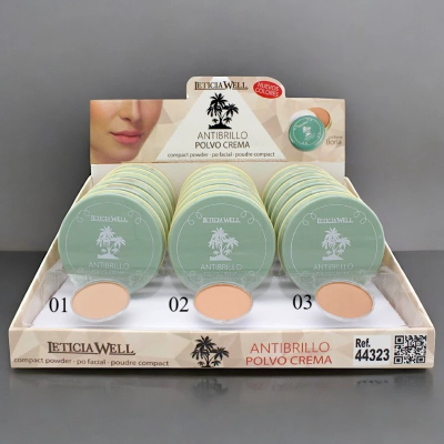 Expositor com três tons de pó compacto Antibrilho Leticia Well em embalagem verde água
