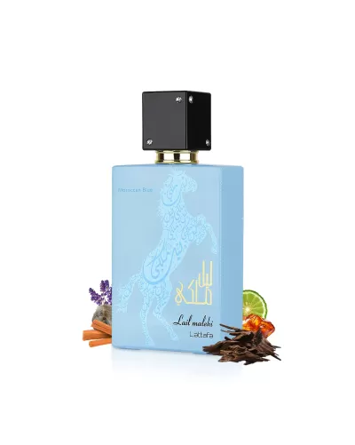 Frasco azul claro de perfume Lail Maleki Lattafa com tampa preta e desenhos de cavalo.