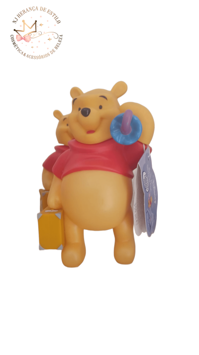 Figurina plástica de Winnie the Pooh com camisola vermelha, chocalho azul e mala amarela.