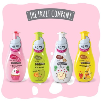 Frascos coloridos de mousse corporal da THE FRUIT COMPANY com desenhos de frutas.