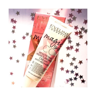 Creme hidratante Eveline Cosmetics Magic Skin CC com caixa rosa brilhante e estrelas prateadas no fundo