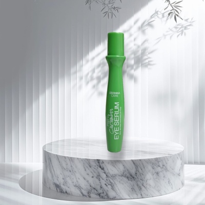 Frasco verde de sérum para olhos em pedestal de mármore branco
