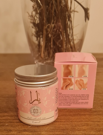 Creme para pés YARA com embalagem rosa e tampa metálica prateada junto a caixa rosa com instruções e imagens antes e depois.