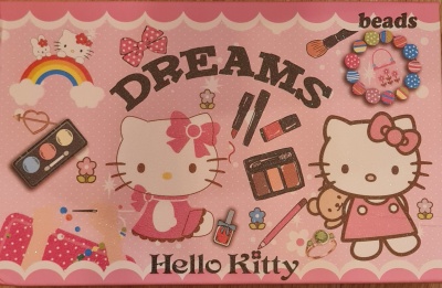 Embalagem rosa Hello Kitty com acessórios e texto