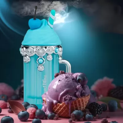 Caneca azul com tampa decorativa e sorvete roxo em cone de waffle com frutos silvestres