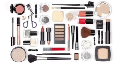 Produtos de maquilhagem variados organizados sobre fundo branco