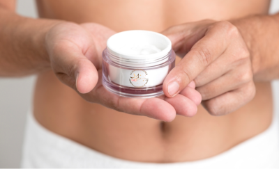 Frasco de creme translúcido aberto segurado por mãos