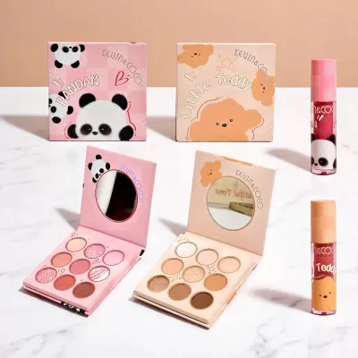 Paletas de sombras e batons com embalagens desenhadas de panda e ursinho sobre superfície branca