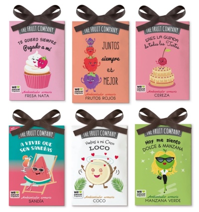 Embalagens coloridas de ambientadores aromáticos com frutas e texto em espanhol