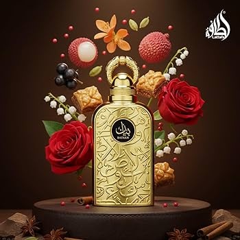 Frasco de perfume dourado com decoração e flores ao redor