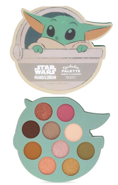 Paleta de sombras Star Wars Mandalorian com formato de Baby Yoda e nove cores diferentes.