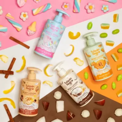 Frascos de loção corporal Tulipán Negro rodeados por doces coloridos em fundo multicolor
