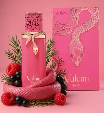 Frasco de perfume rosa com decoração de cobra e embalagem rosa com texto