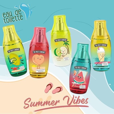 Cinco frascos coloridos de eau de toilette com ilustrações de frutas e texto THE FRUIT COMPANY, em fundo azul e bege com texto Summer Vibes.