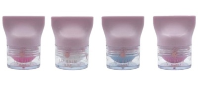 Quatro tampas rosa claro com escovas de unhas transparentes e cerdas coloridas