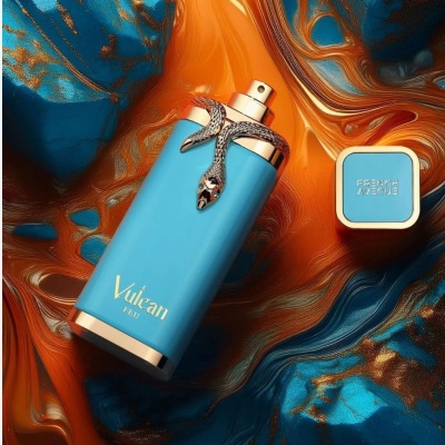 Frasco de perfume azul com serpente metálica prateada e tampa azul ao lado.