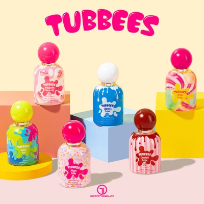 Seis frascos de perfume TUBBEES com tampas coloridas e etiquetas distintas em suportes coloridos.