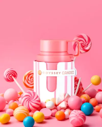 Garrafa térmica rosa com doces coloridos ao redor em fundo rosa