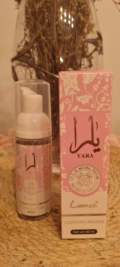 Frasco e caixa de mousse de limpeza YARA da marca Luenco em tom rosa com detalhes brancos