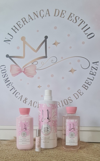 Produtos cosméticos Yara em rosa e branco sobre superfície rústica com fundo de logo em parede branca.