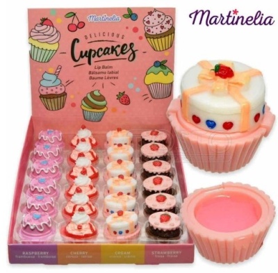 Bálsamos labiais em forma de cupcakes coloridos num expositor rosa com texto e pequenos frutos decorativos