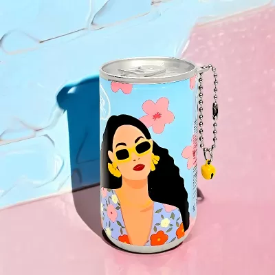 Lata ilustrada com mulher e flores, com corrente e pendente, em fundo rosa e azul