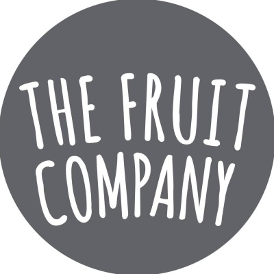 Logo circular cinzento escuro com texto branco THE FRUIT COMPANY
