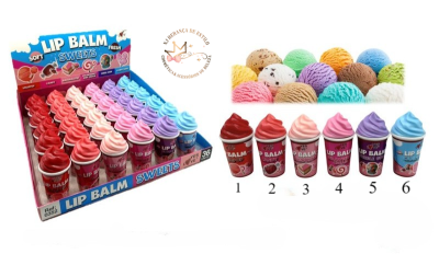 Bálsamos labiais em frascos que parecem gelados de várias cores em expositor