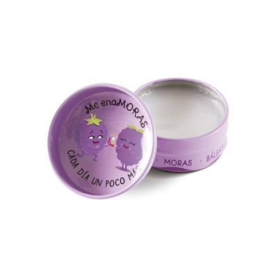 Bálsamo em embalagem redonda lilás com ilustração de amoras
