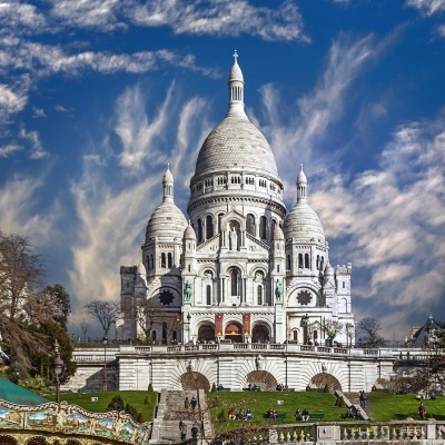 Basílica do Sacré-Cœur em Paris com céu azul e jardins verdes