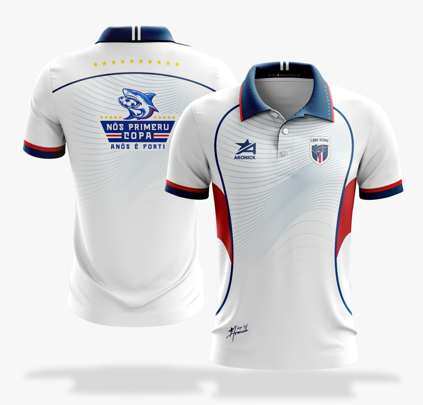 Camisola polo branca com detalhes azuis e vermelhos e emblemas de equipa