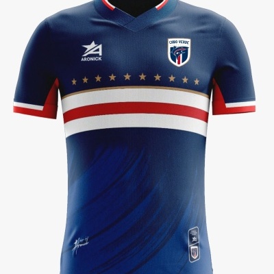 T-shirt desportiva azul escura com detalhes vermelhos, brancos e dourados