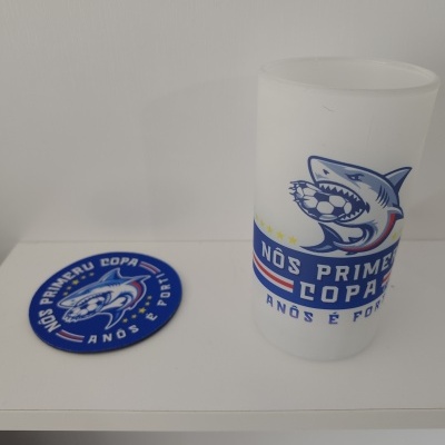 Caneca&#x20;di&#x20;vidro&#x20;&#x2B;&#x20;Base&#x20;&quot;N&#x00F4;s&#x20;Primeru&#x20;Copa&quot;
