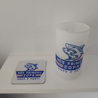 Caneca&#x20;di&#x20;vidro&#x20;&#x2B;&#x20;Base&#x20;&quot;N&#x00F4;s&#x20;Primeru&#x20;Copa&quot;