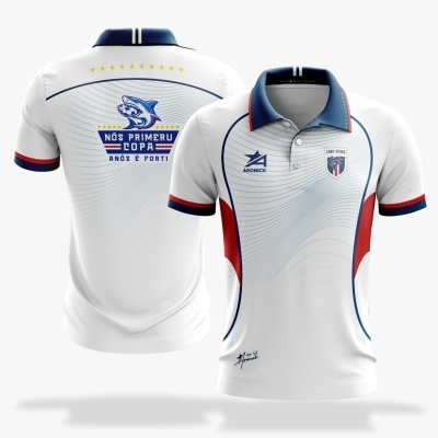 Camisola polo branca com detalhes azuis e vermelhos e emblemas de equipa