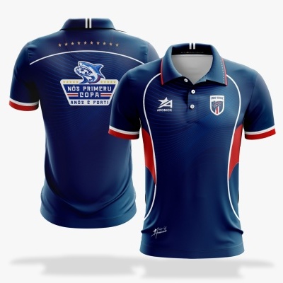 Polo desportivo azul com logotipos e texto em frente e costas