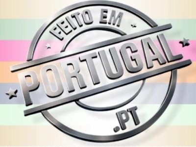 Selo metálico prateado Feito em Portugal .PT com fundo listrado colorido