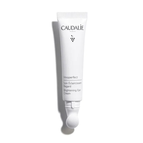Caudalie - Vinoperfect Cuidado Aclarador Contorno dos Olhos 15ml Tubo branco de creme para olhos Caudalie com aplicador esférico e texto preto