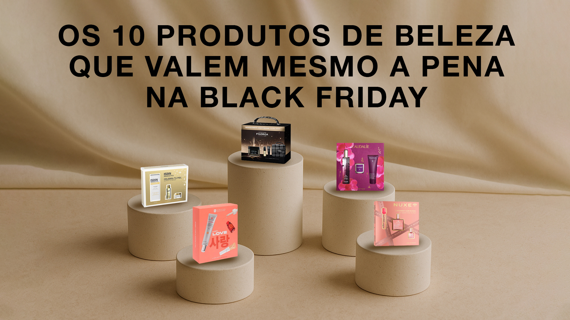 Caixas de produtos de beleza exibidas em cilindros com texto sobre Black Friday