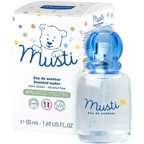 Mustela - Eau de Soin Musti 50 ml Frasco de água perfumada Musti com tampa azul e caixa branca decorada com urso e flores.